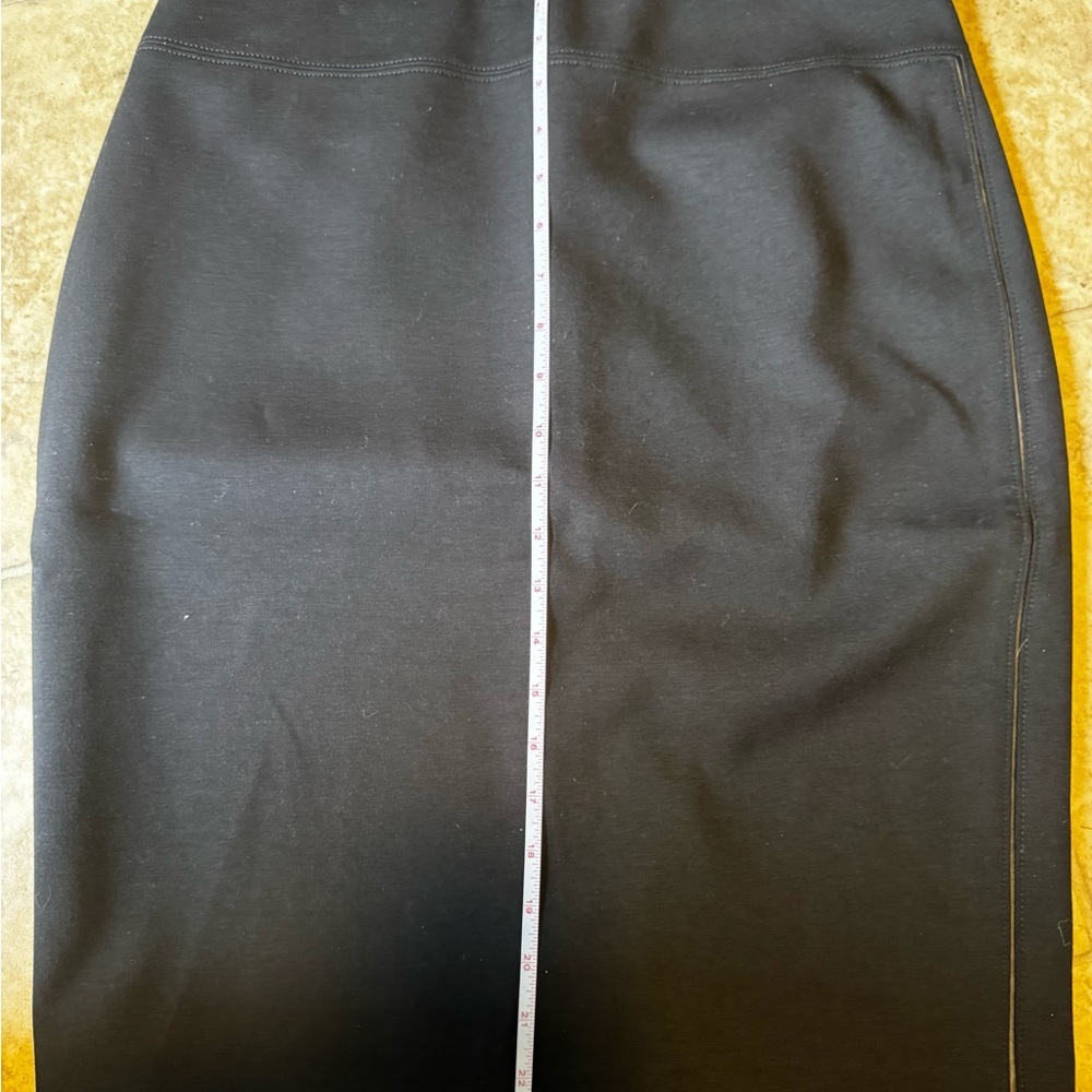 Tahari Black Knit Pencil Skirt NWOT Size 10 Office Professional Classic - Picture 7 of 8